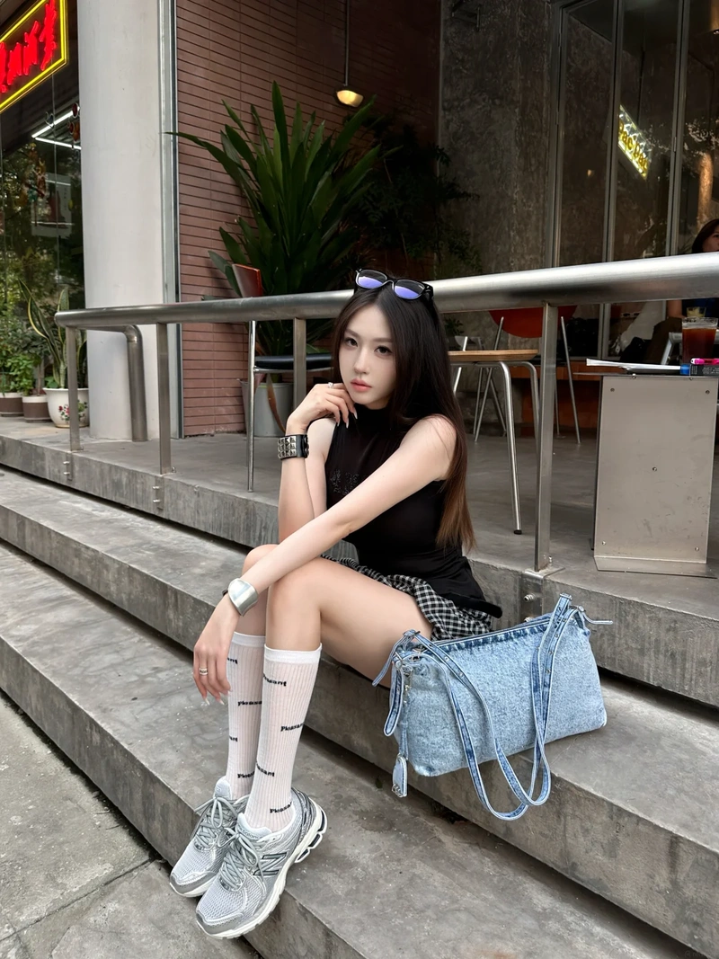 Hình gái phố xinh xắn duyên dáng