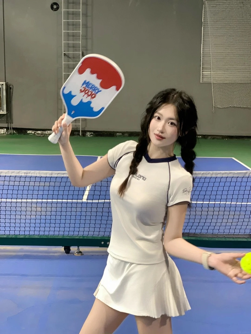 Hình gái xinh đánh pickleball dứt khoát