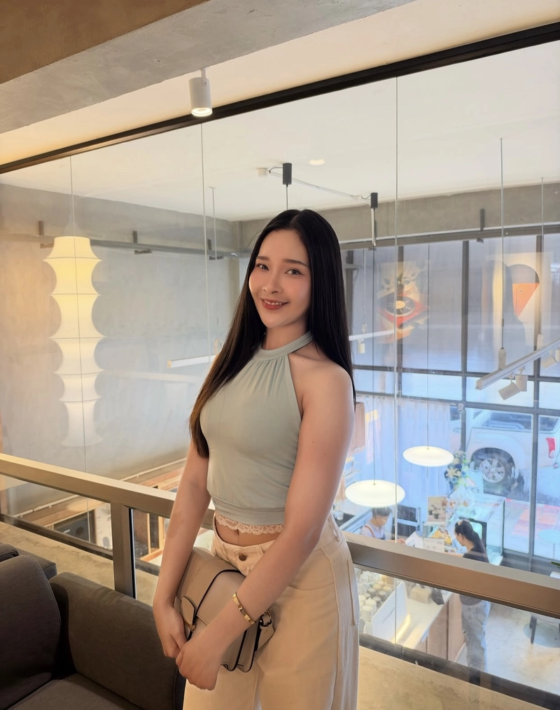 Hình gái xinh mặc áo yếm kiêu sa