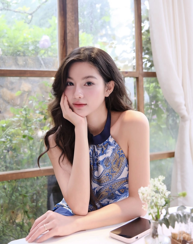Hình gái xinh mặc áo yếm thanh lịch