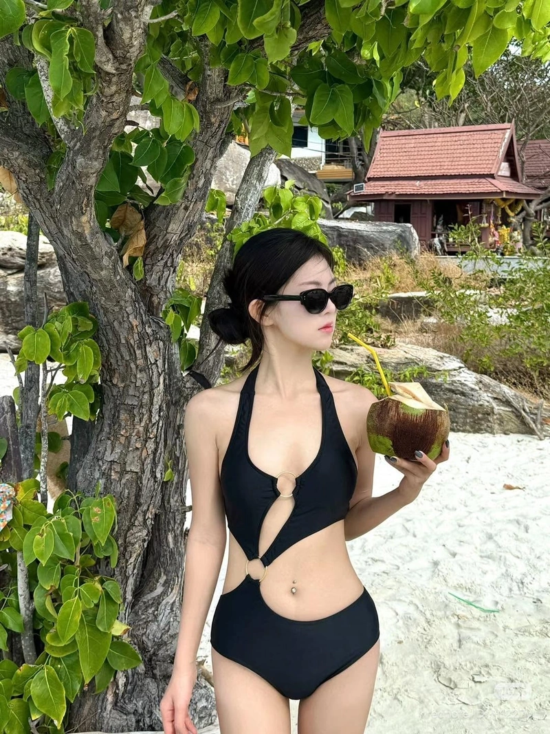 Hình gái xinh mặc bikini màu đen 4K dâm đãng