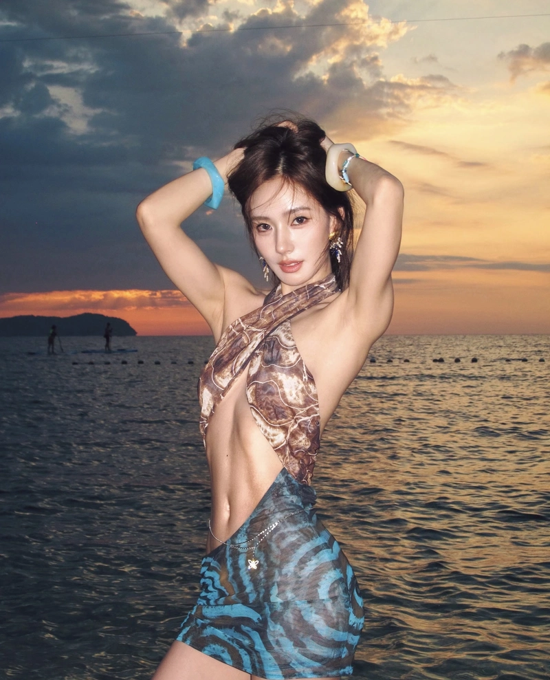 Hình gái xinh mặc bikini nhỏ cực cuốn hút