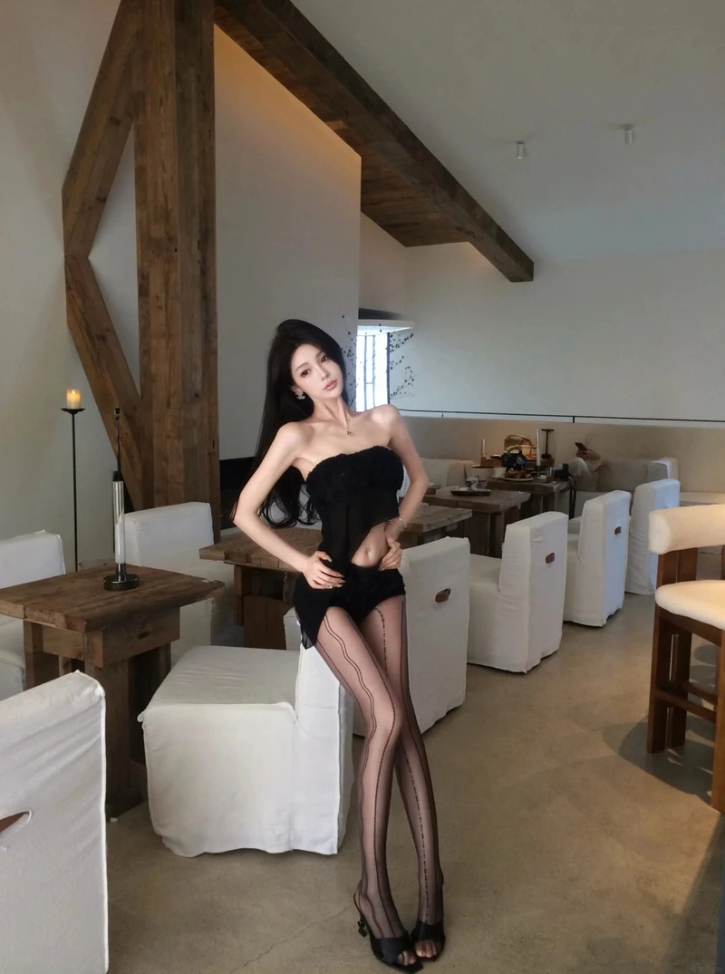 Hình gái xinh mặc quần tất đen