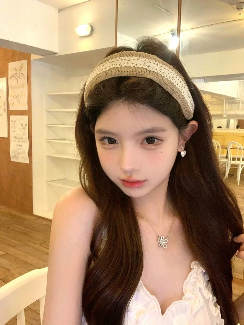 Hình gái xinh selfie da trắng