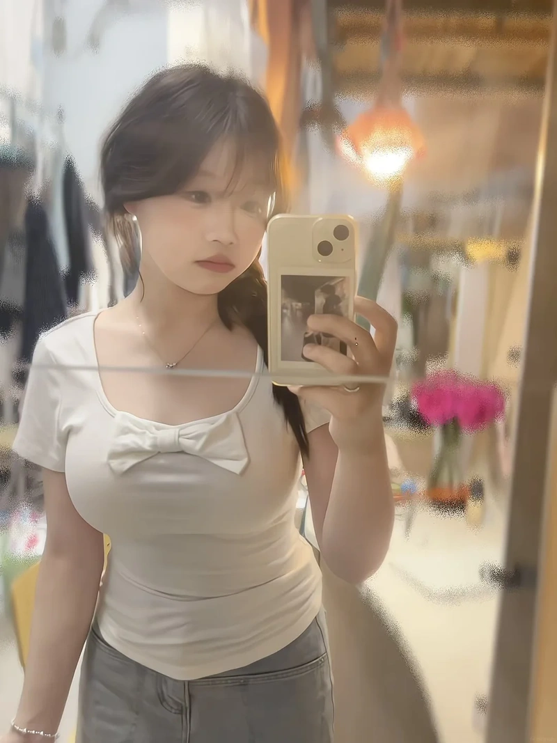 Hình học sinh khoe mông gợi dục