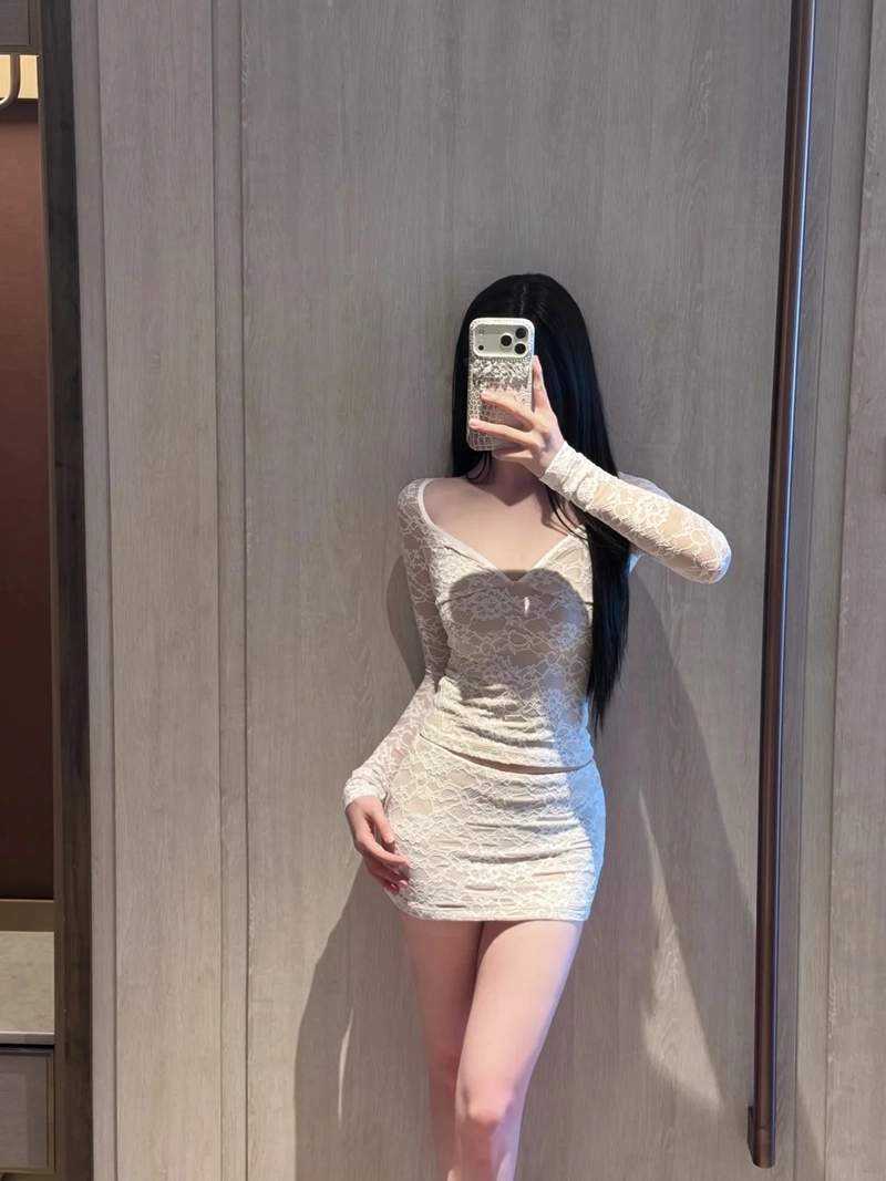 Hình nền gái xinh che mặt bằng điện thoại