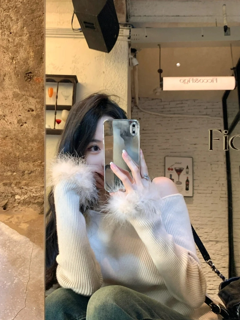 Hot girl cầm điện thoại che mặt bí ẩn
