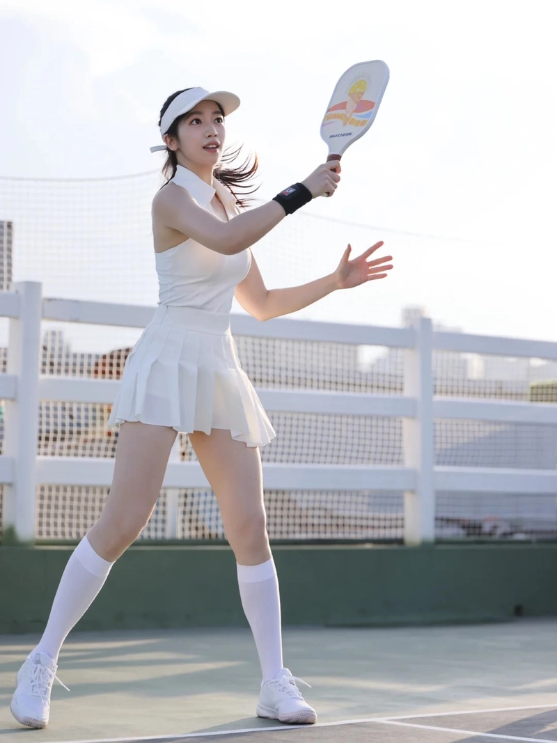 Hot girl cầm vợt pickleball visual ấn tượng