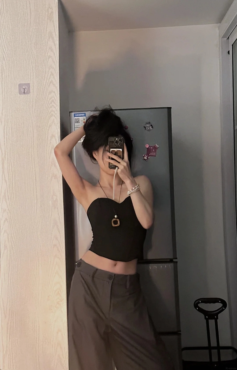 Hot girl che mặt bằng điện thoại ấn tượng