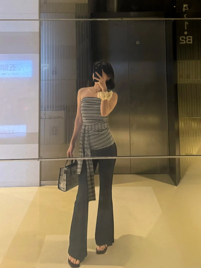 Hot girl che mặt bằng điện thoại quyến rũ