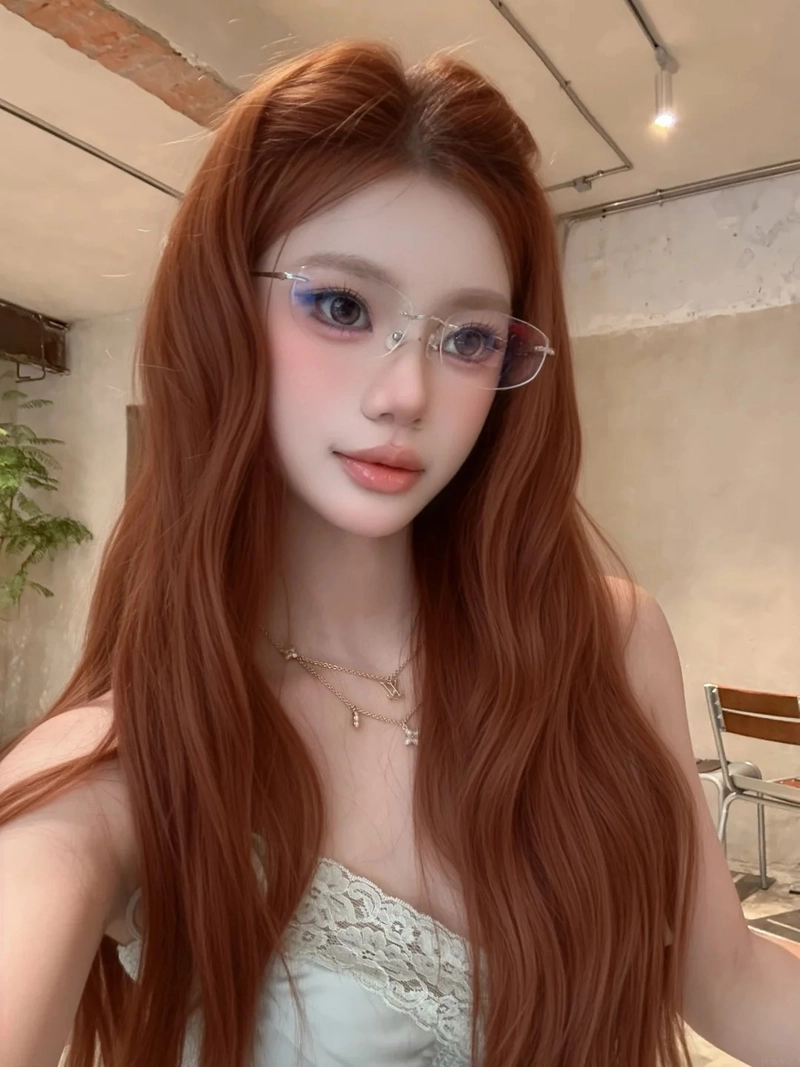 Hot girl đeo kính cận phong cách