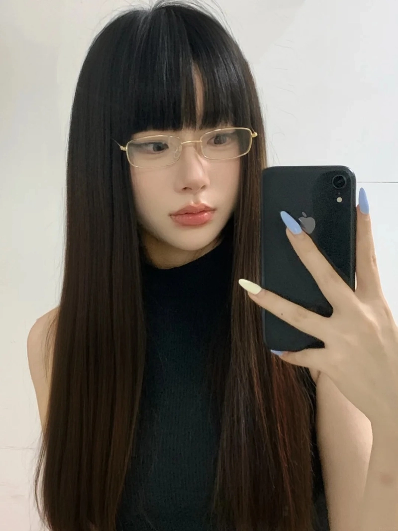 Hot girl đeo kính góc selfie gần