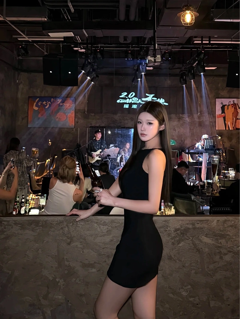 Hot girl đi bar mặc váy gợi cảm