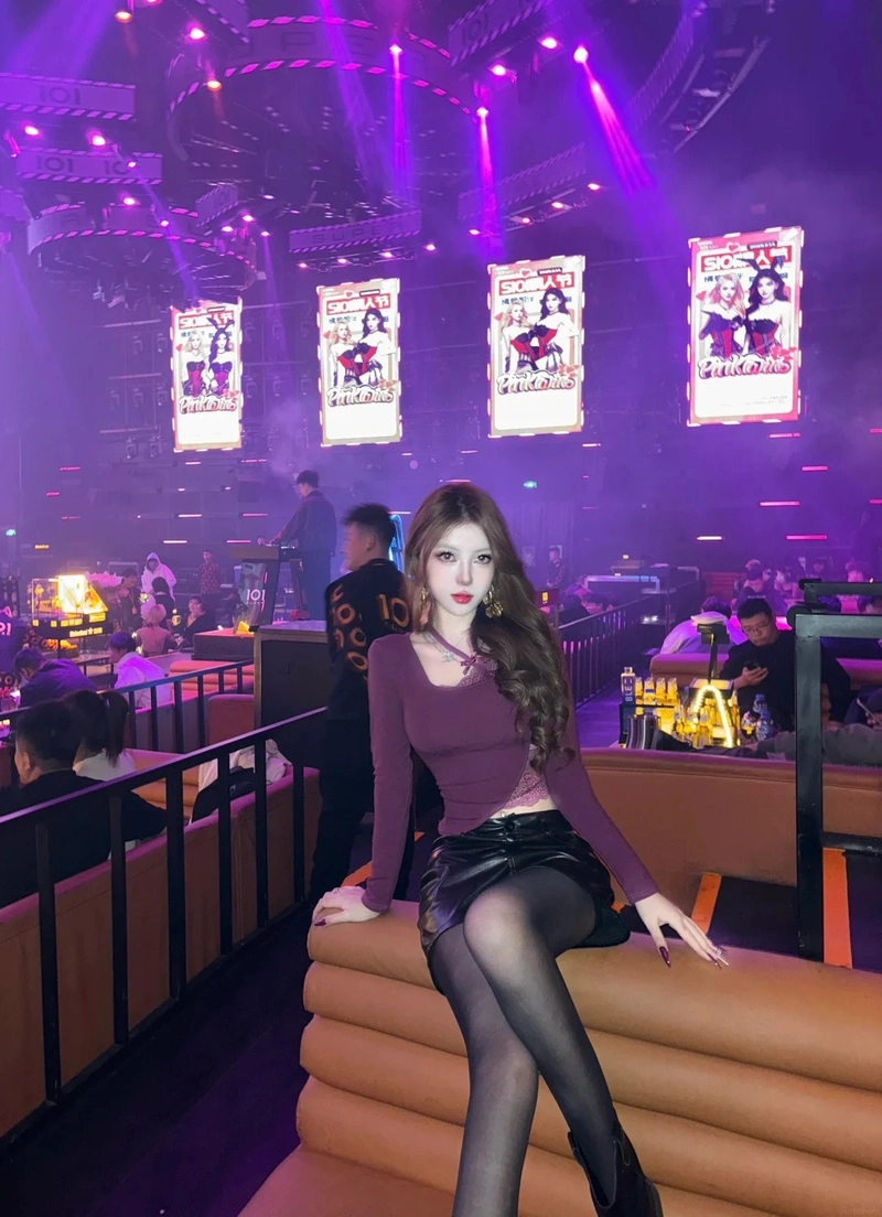 Hot girl đi bar thần thái tự tin