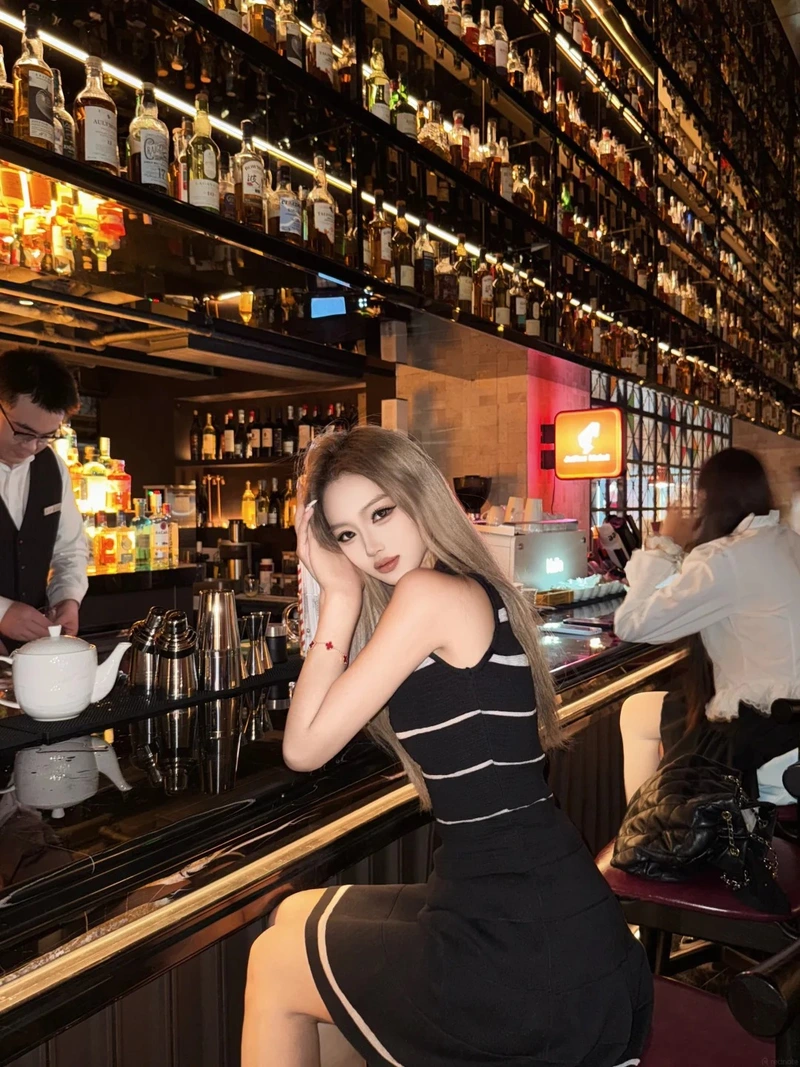 Hot girl đi bar tóc dài tạo dáng đẹp