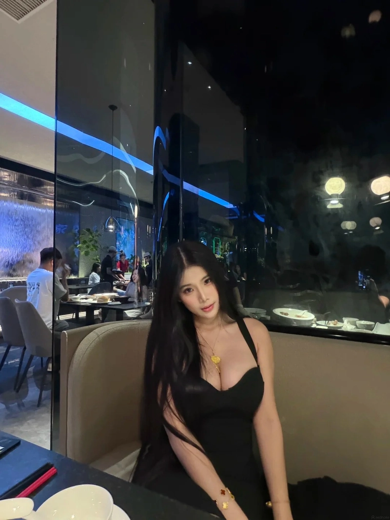 Hot girl hở hang gợi cảm đầy mê hoặc