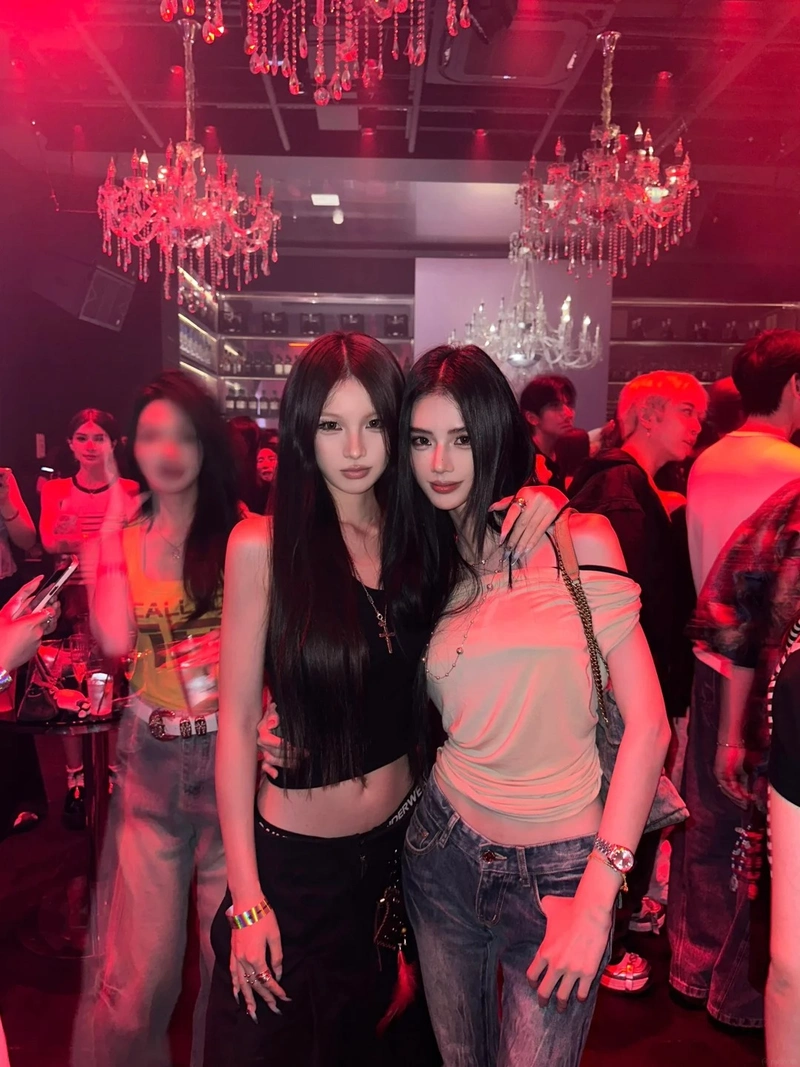 Hot girl nhảy múa năng động đi bar