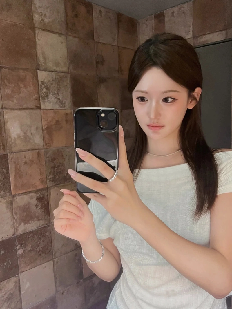 Hot girl tạo dáng trước gương đầy cuốn hút