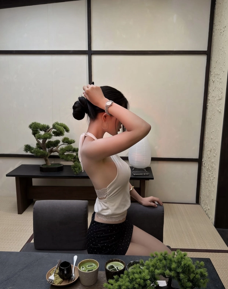 Hot girl xinh diện áo yếm tinh tế bí ẩn