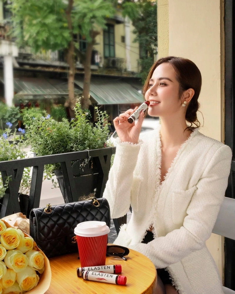 Huyền Lizzie bikini đen hở lưng cuốn hút