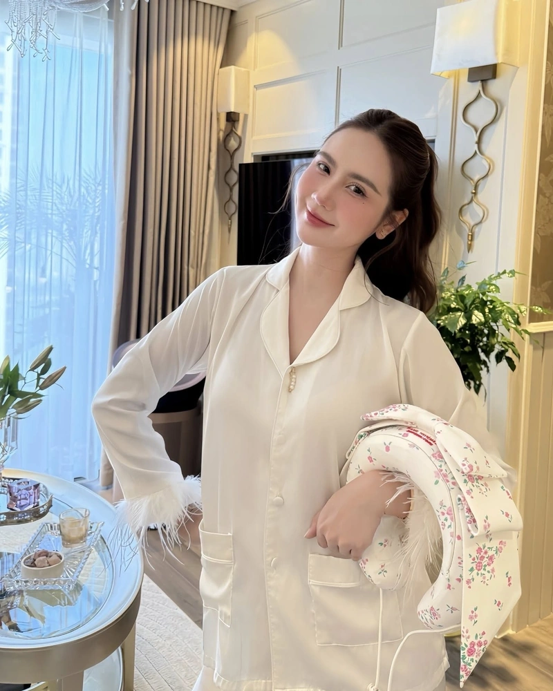 Huyền Lizzie cởi đồ bikini lộ hàng quyến rũ