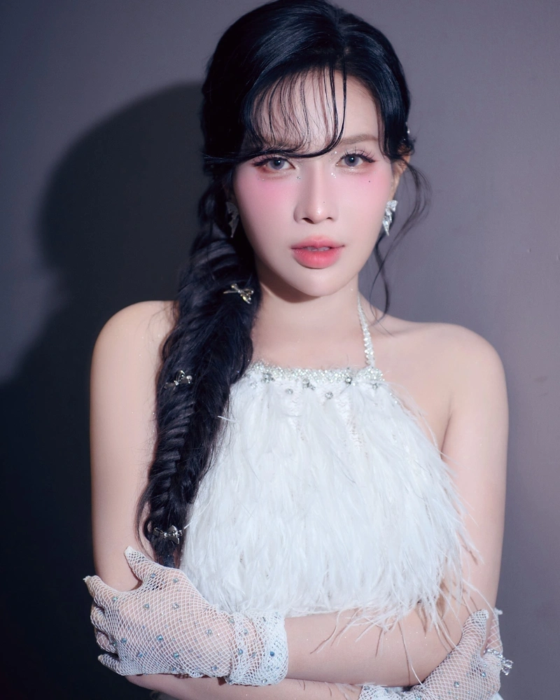 Khả Như bikini sexy khoe vòng một to