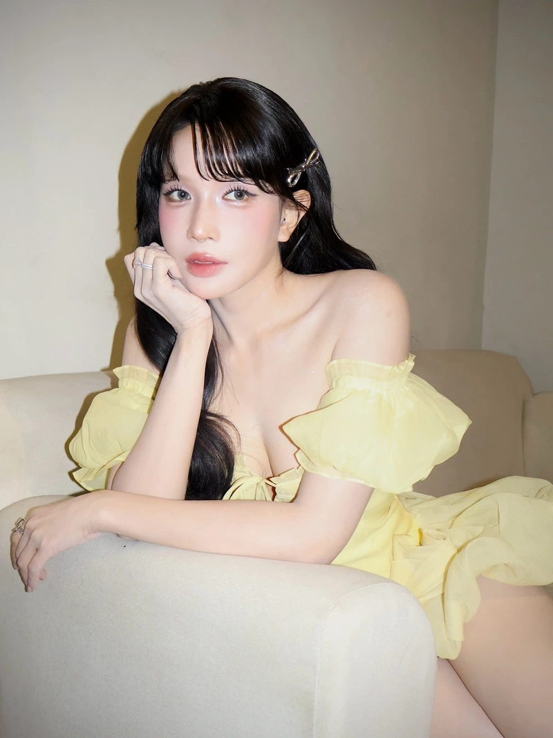 Khả Như bikini sexy lộ hàng quyến rũ