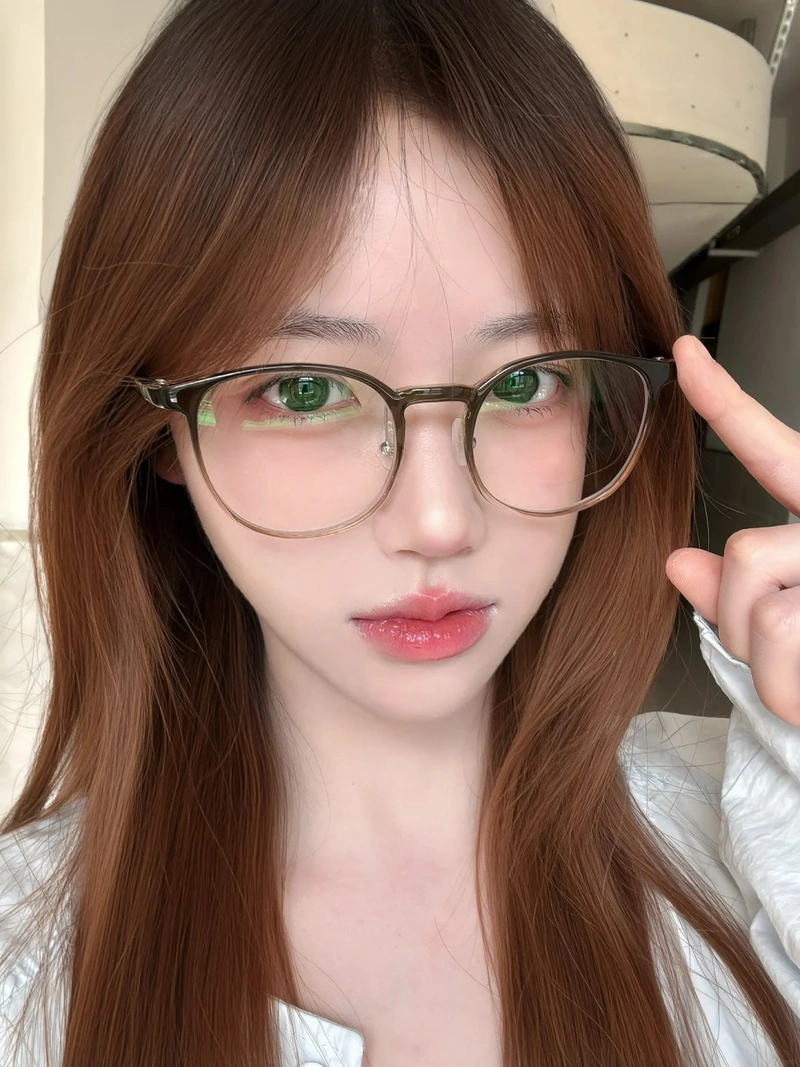Kính tròn làm nổi bật gái xinh đeo kính