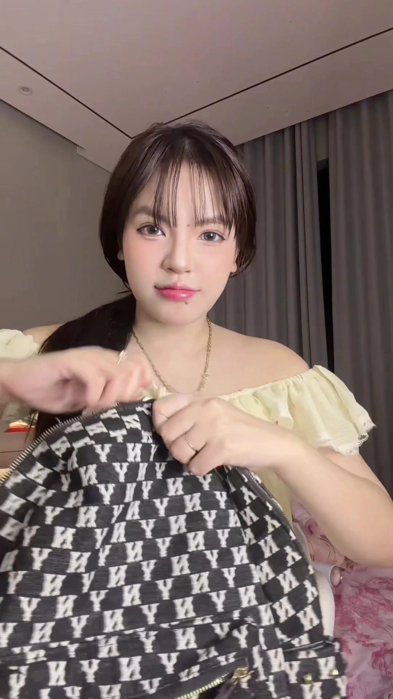 Linh Tây bikini xanh biển quyến rũ hút hồn