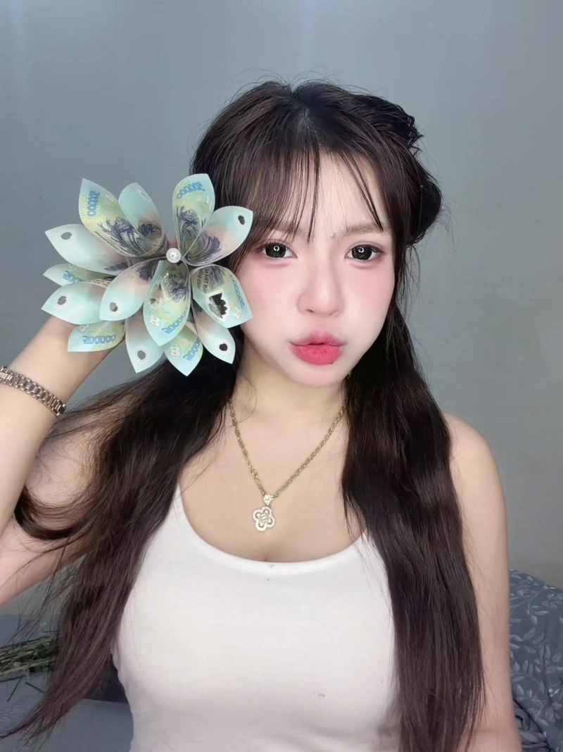 Linh Tây show hàng bikini ướt át gợi dục
