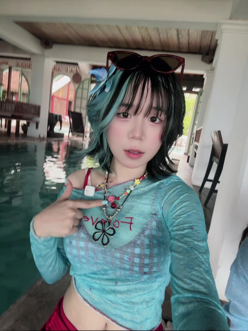 Mèo Simmy bikini gợi tình ngực tròn đầy cuốn hút