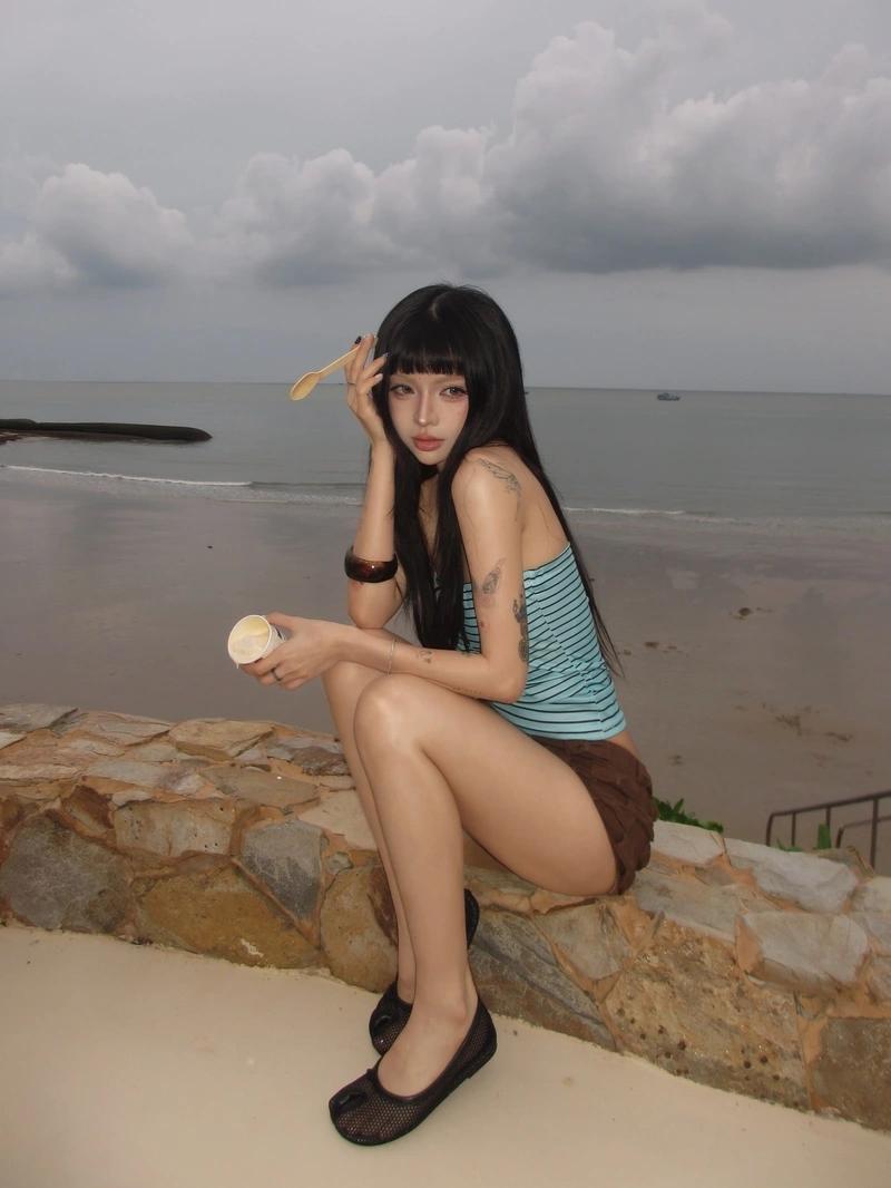 Mông Ciin Bùi Thảo Ly tròn khủng trong đồ bơi