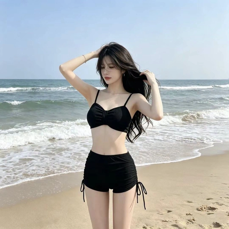 Mông cong tròn trong bikini đen cuốn hút