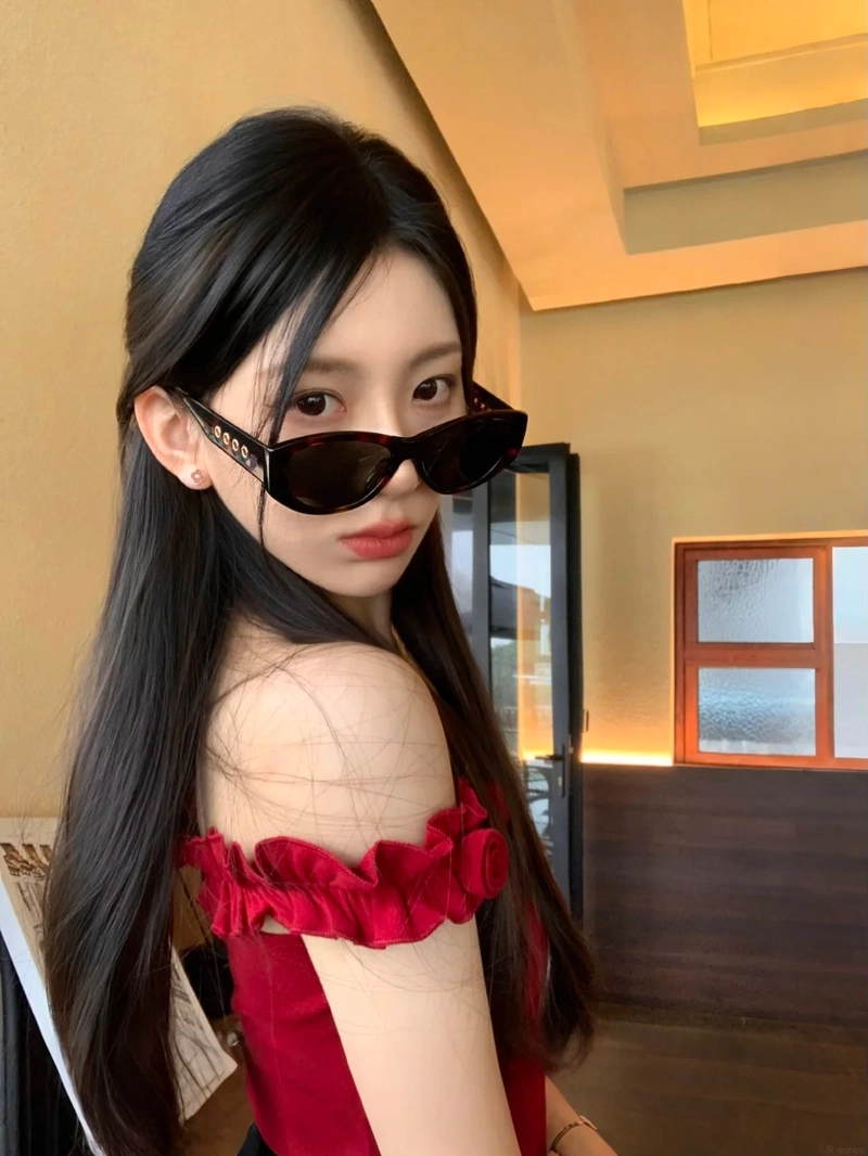 Nét cá tính của cô gái đeo kính