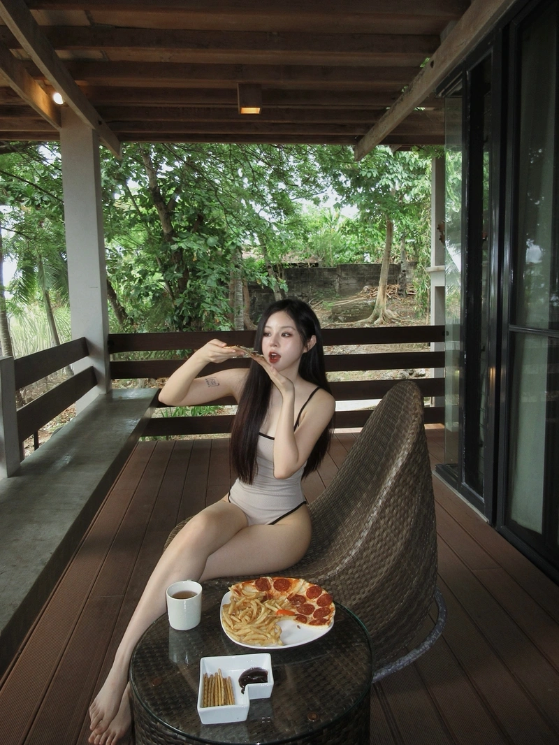 Ngọc Éng bikini sexy đứng tạo dáng cuốn hút
