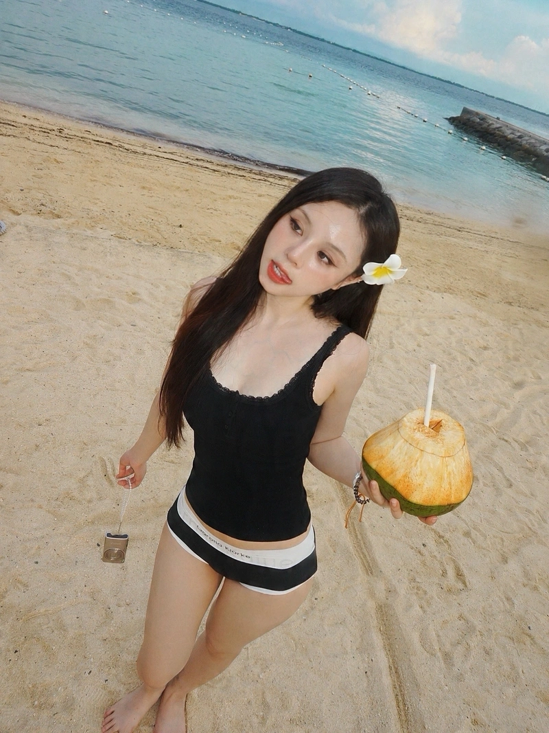 Ngọc Éng bikini sexy khoe vòng ba quyến rũ đầy đặn