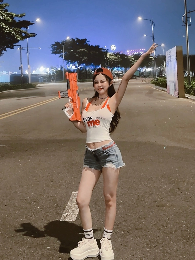 Ngọc Éng bikini sexy tạo dáng khoe vòng ba khủng