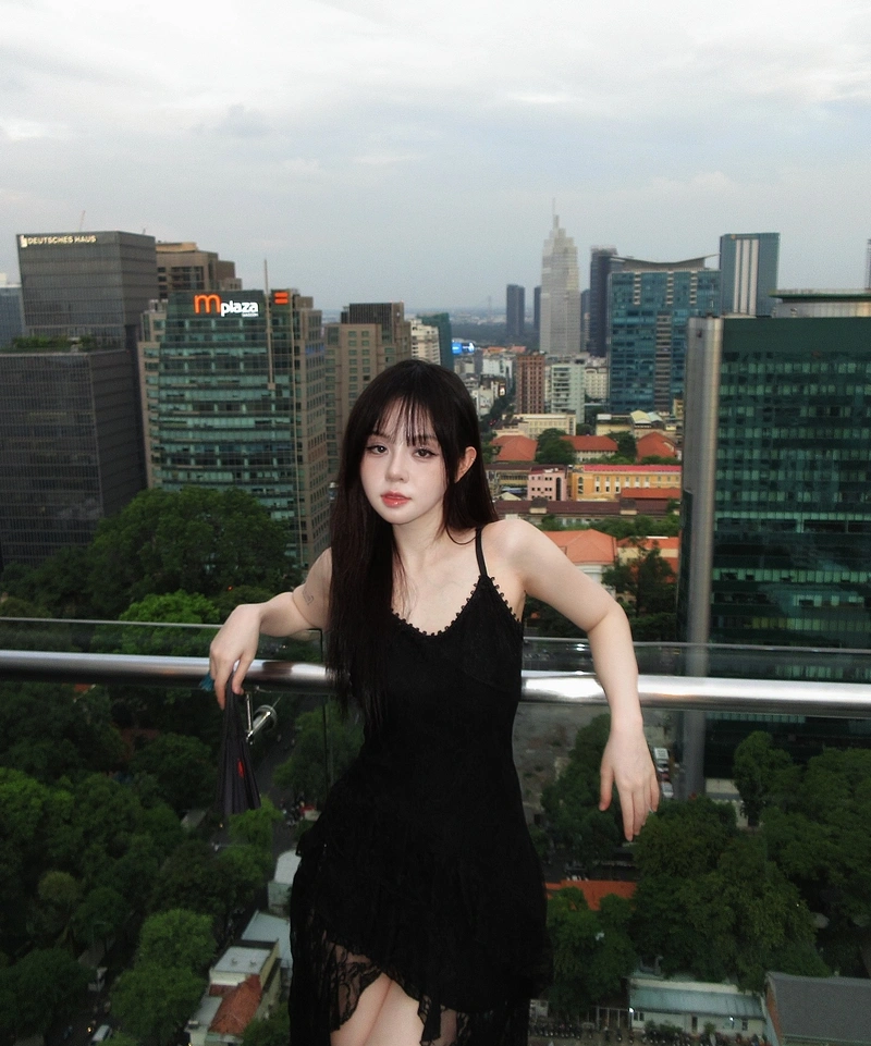 Ngọc Éng khoe hàng bikini mỏng manh quyến rũ
