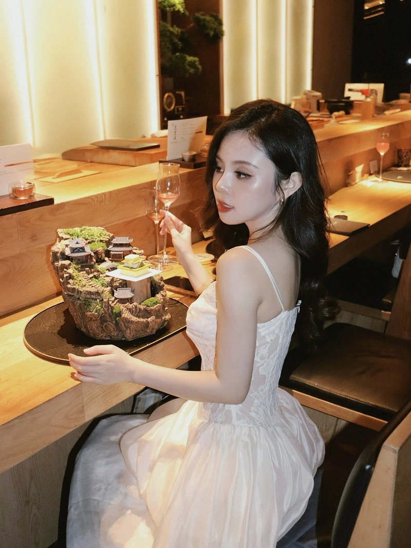 Ngọc Éng mặc bikini khoe đít tròn đầy đặn
