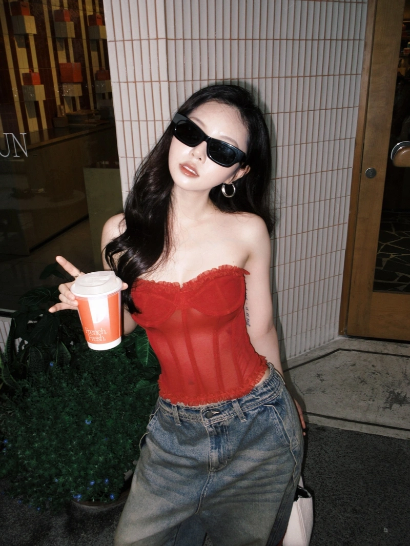 Ngọc Éng mặc bikini khoe ngực khủng đầy đặn