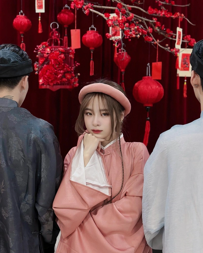 Ngọc Kem show hàng bikini gợi dục vòng ba