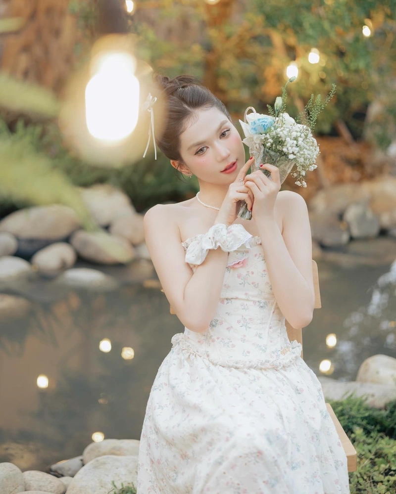 Ngọc Trinh bikini gợi cảm khoe vòng một