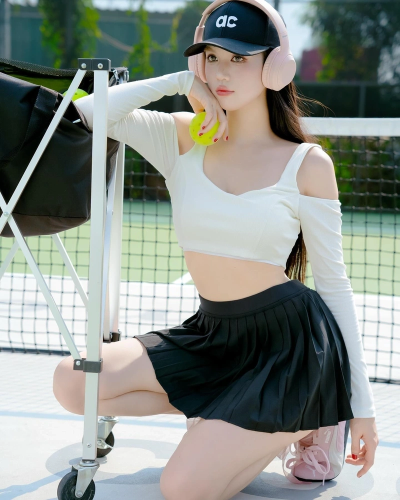 Ngọc Trinh show hàng bikini không che