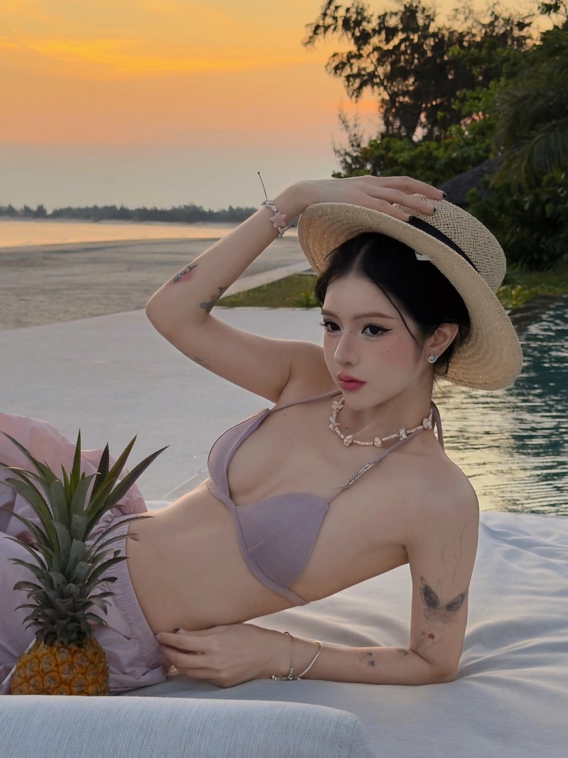 Ngực Ciin Bùi Thảo Ly căng tròn khi diện bikini