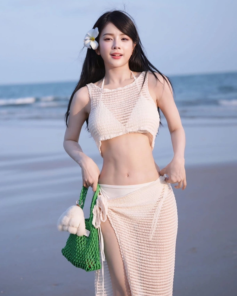 Ngực DJ Mie căng tròn khi diện bikini