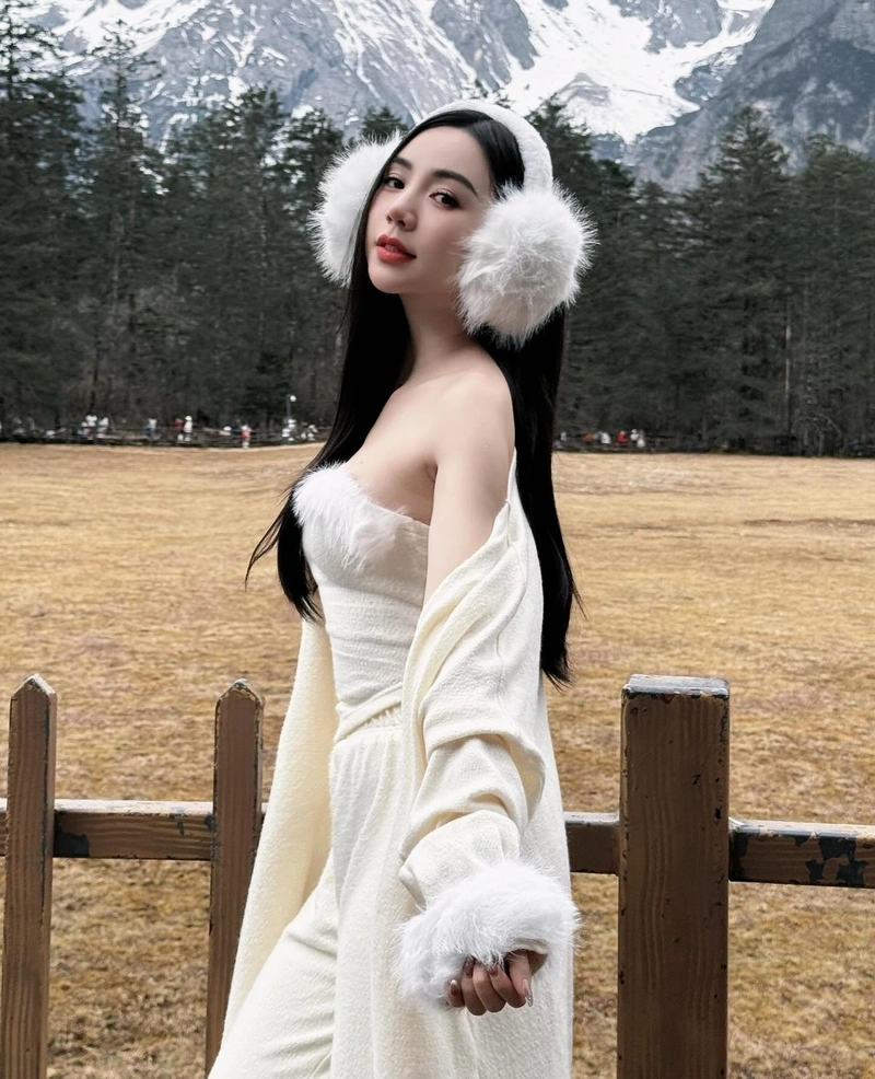 Ngực Quỳnh Kool căng tròn khi diện bikini
