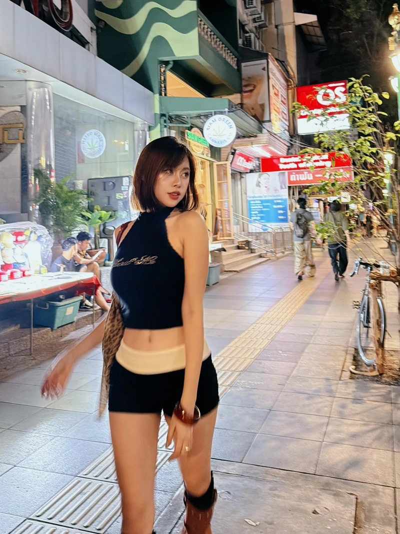 Ngực Việt Phương Thoa căng tròn khi diện bikini