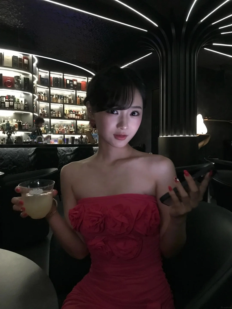 Người đẹp makeup nổi bật đi bar