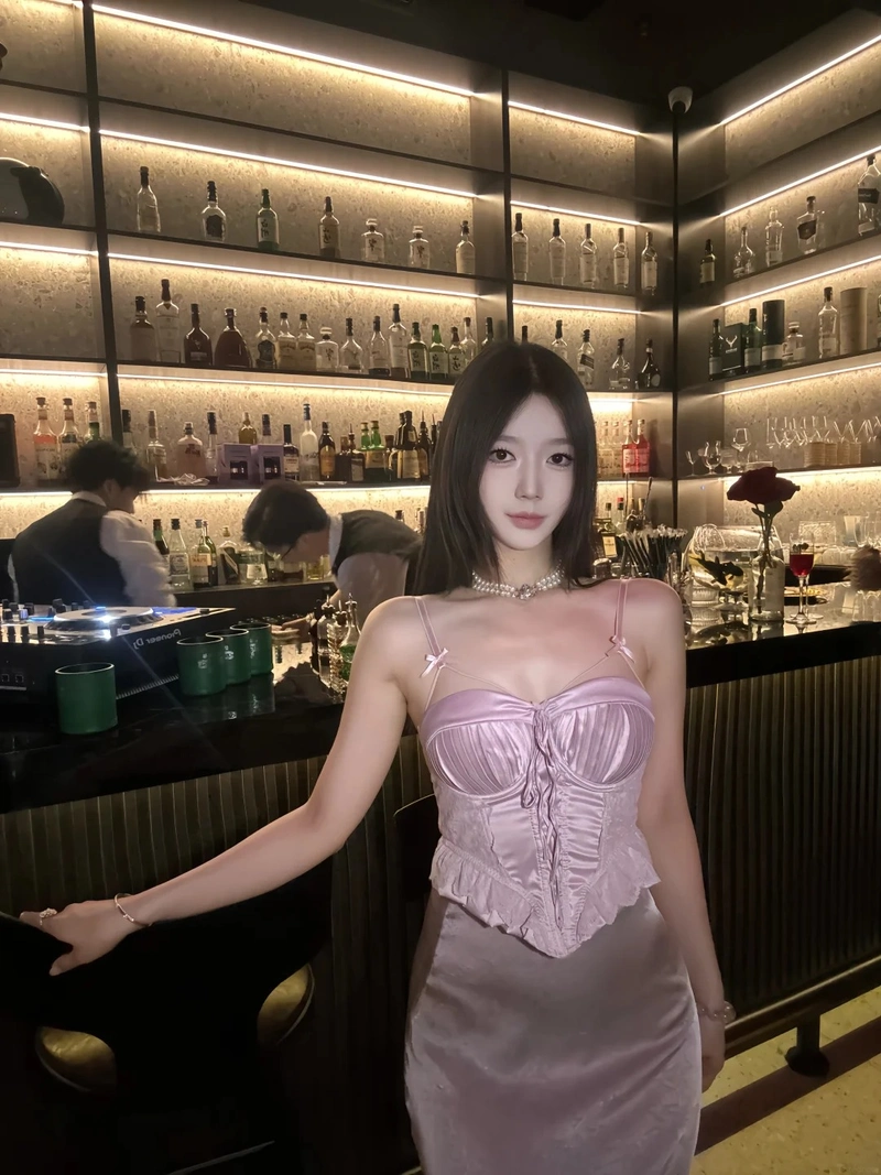 Người đẹp váy ngắn nóng bỏng đi bar