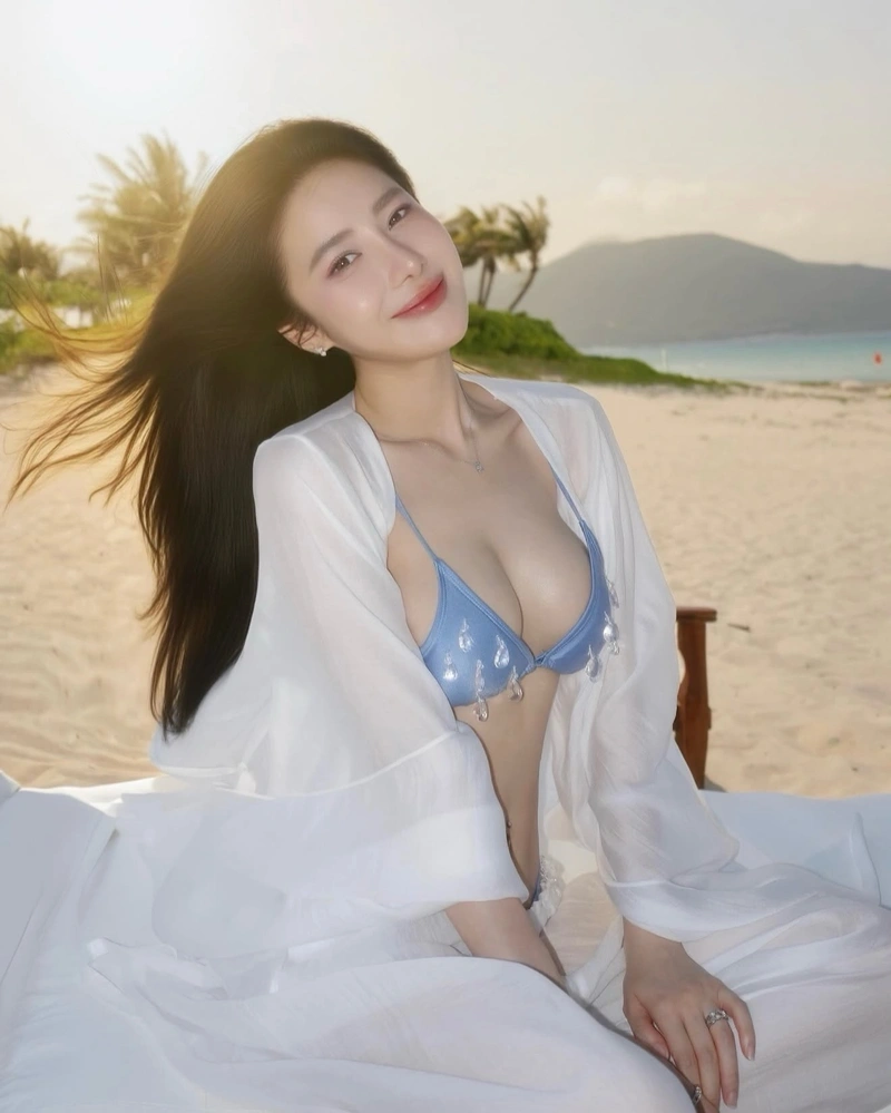 Nữ sinh bikini lột đồ khoe ngực khủng